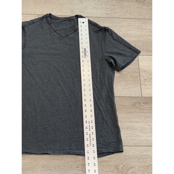 Lululemon Shirt Men’s Large Tee Active Gym Workout Athleisure V-neck Shirt - Picture 4 of 6